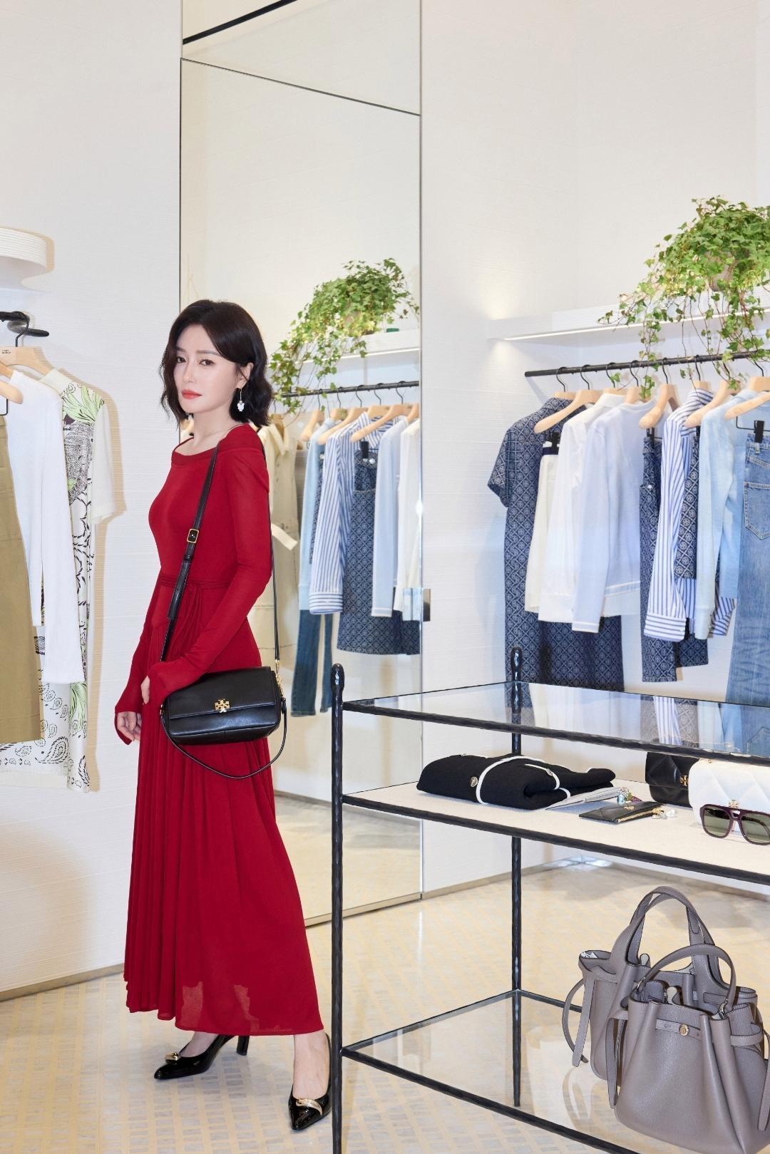 秦岚红裙造型太惊艳，明艳大气氛围感拉满✨

一袭正红色露肩长裙勾勒出曼妙曲线，微