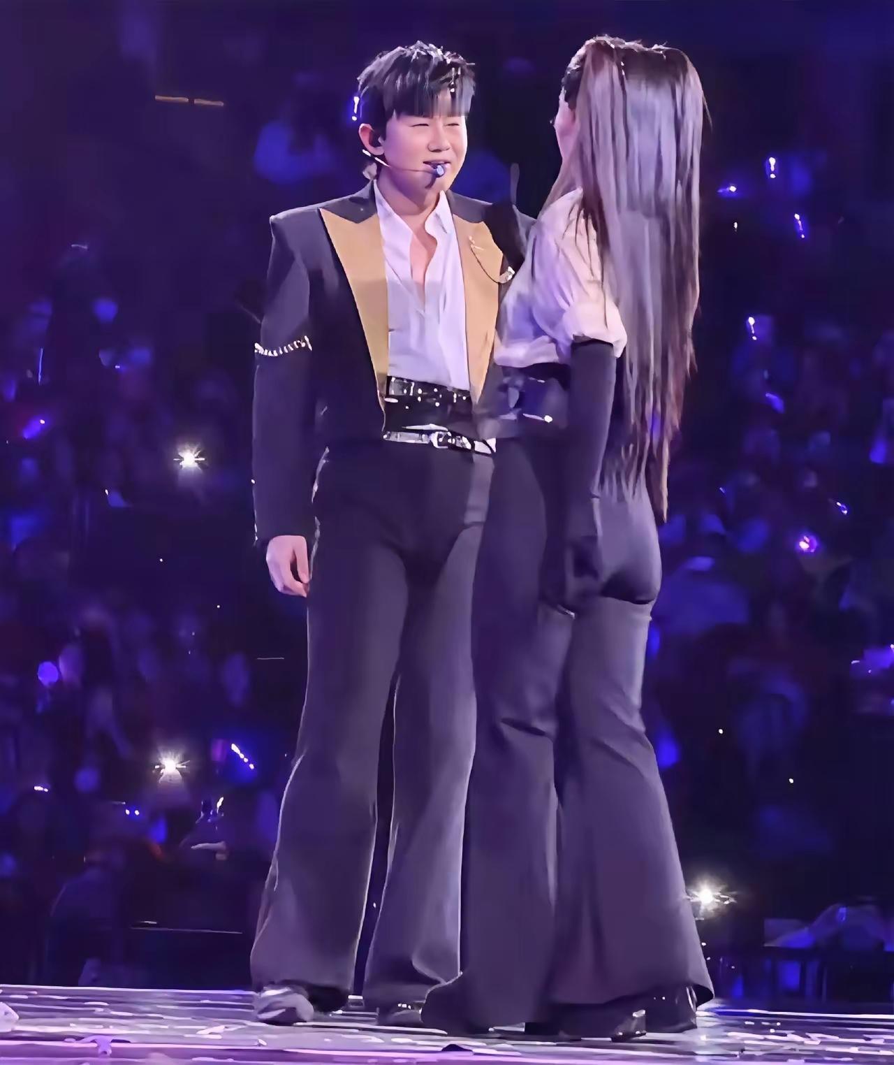 真夫妻同台甜度爆表，但这造型确实让人“眼前一黑”！这裤子版型也太显臀了，腰带也毫