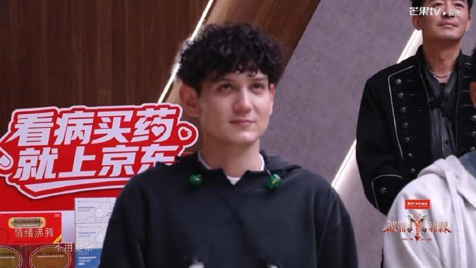 艾热看曾辉唱rap的表情曾辉演唱有惊喜，rap也保留独属于他的味道。 