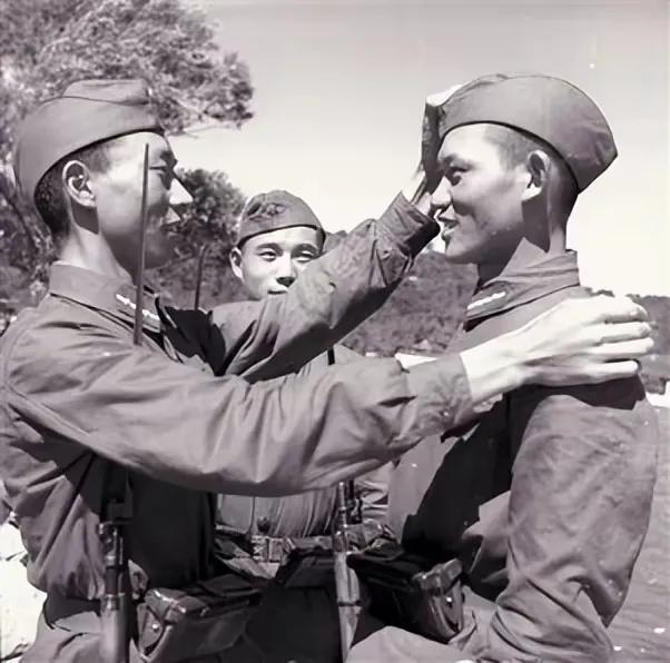 中国军人戴船形帽为什么只实行短短的三年？1955年8月，中央军委做出了换发55式