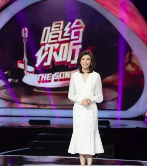 中国电视产业，自己成功把自己玩死了。TCL老板说，美国3亿多点人口一年能卖400