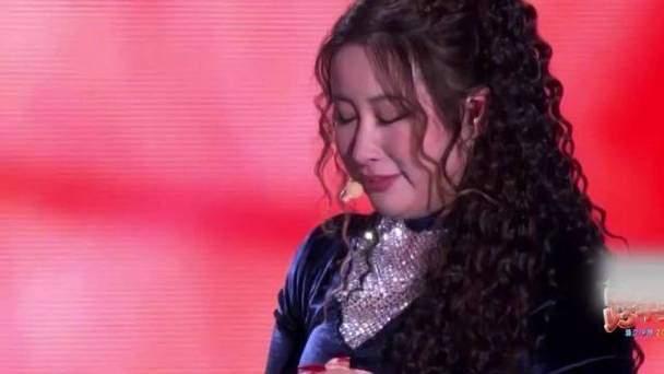 跨年晚会最甜名场面来了！浙江卫视跨年夜，李川唱完歌突然弹唱情歌，单膝跪地向锤娜丽