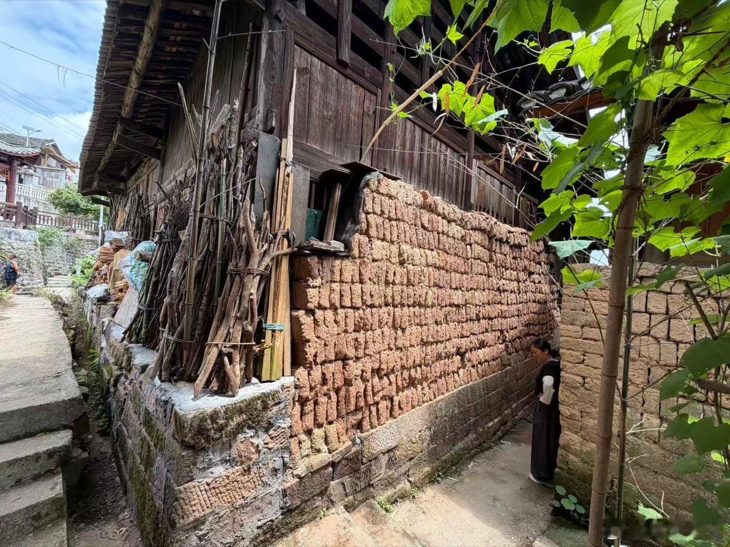 在湘西古丈县有一个少数民族，被称为“瓦乡族”，瓦乡族是不被国务院认定的 56 个