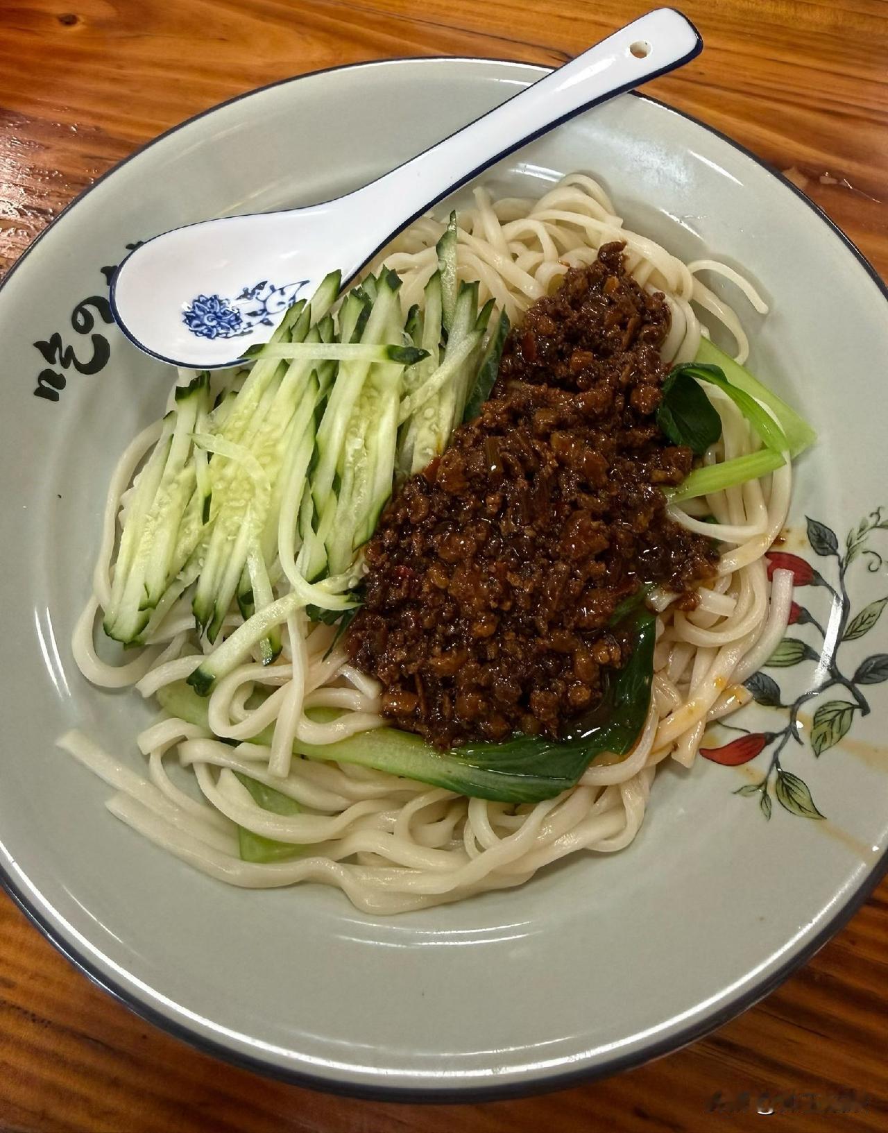 商丘的羊肉烩面也别具特色，很多人一天从它开始。师傅扯出宽厚面片，搭配青菜和大块原