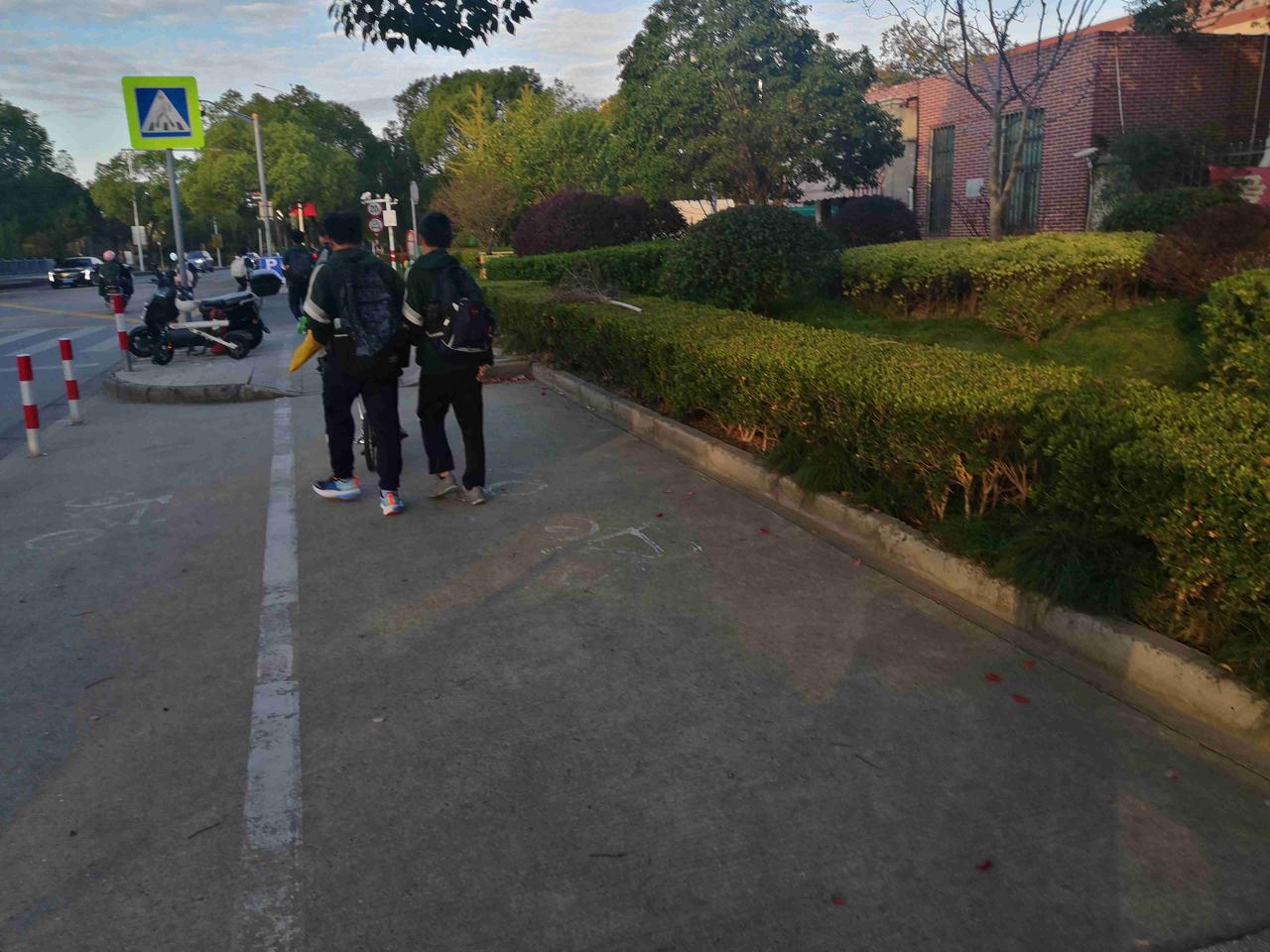 我每天早上送孩子上学的路上，都会看到一位老爷爷牵着孙女的手，快乐地朝学校走去，那