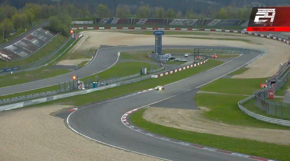 纽博格林24小时耐力赛预选赛的第一回正赛，比赛突然出示红旗🚩，暂不清楚原因（据