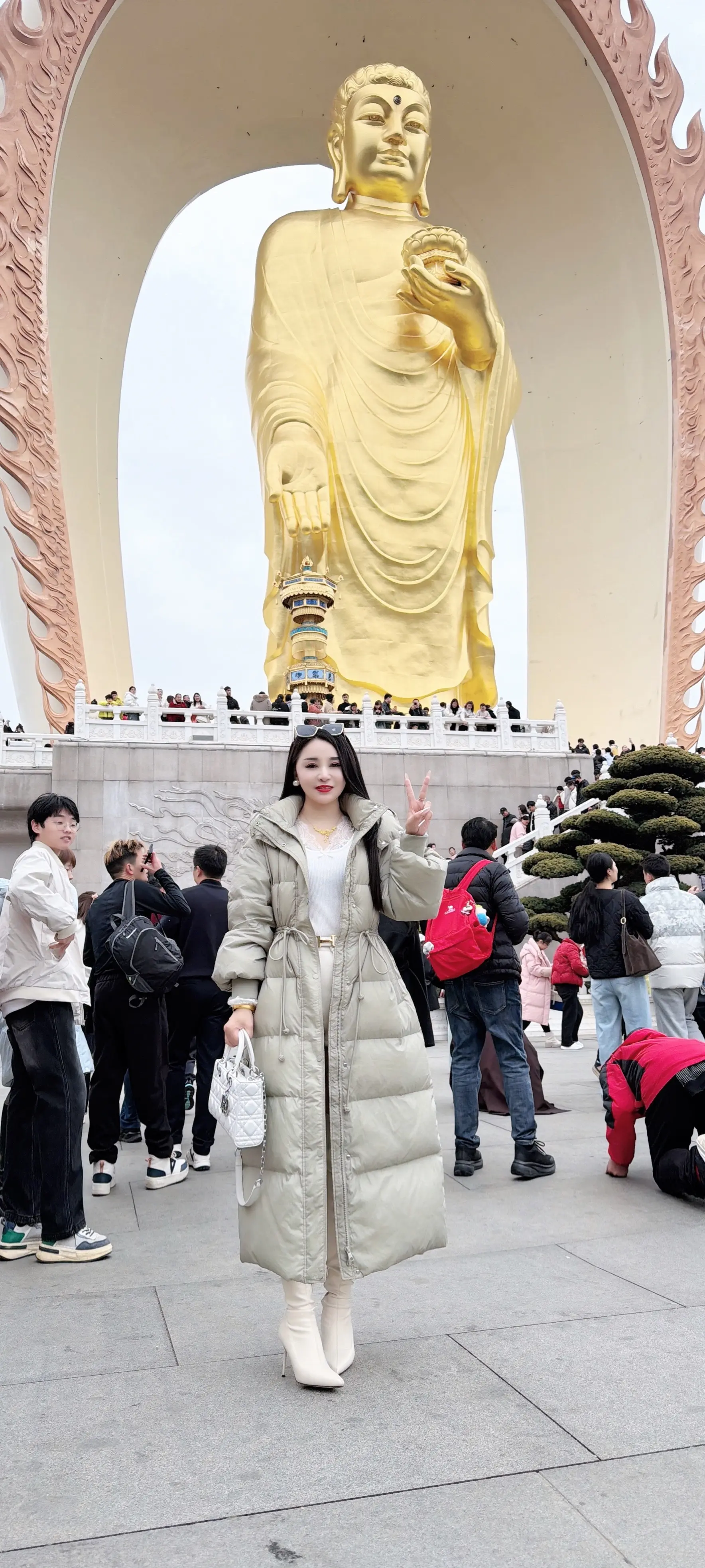 我从远方而来，赴你一面之约，站在大佛面前，双手合十，心无杂念，无欲无求...