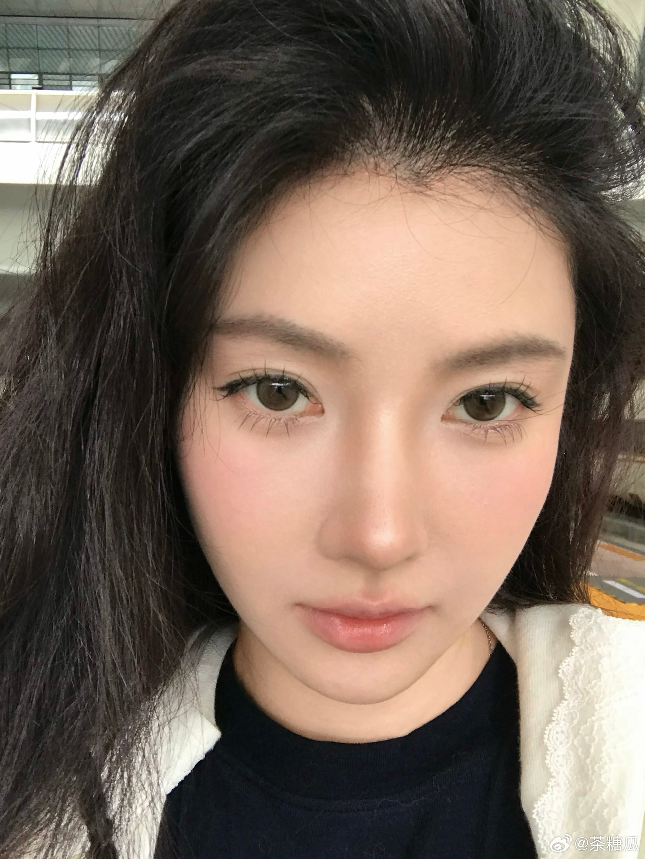 一个我认为好看的日常自然妆我本身是淡颜我这个妆的思路是重毛流淡眼妆，重骨骼淡色彩
