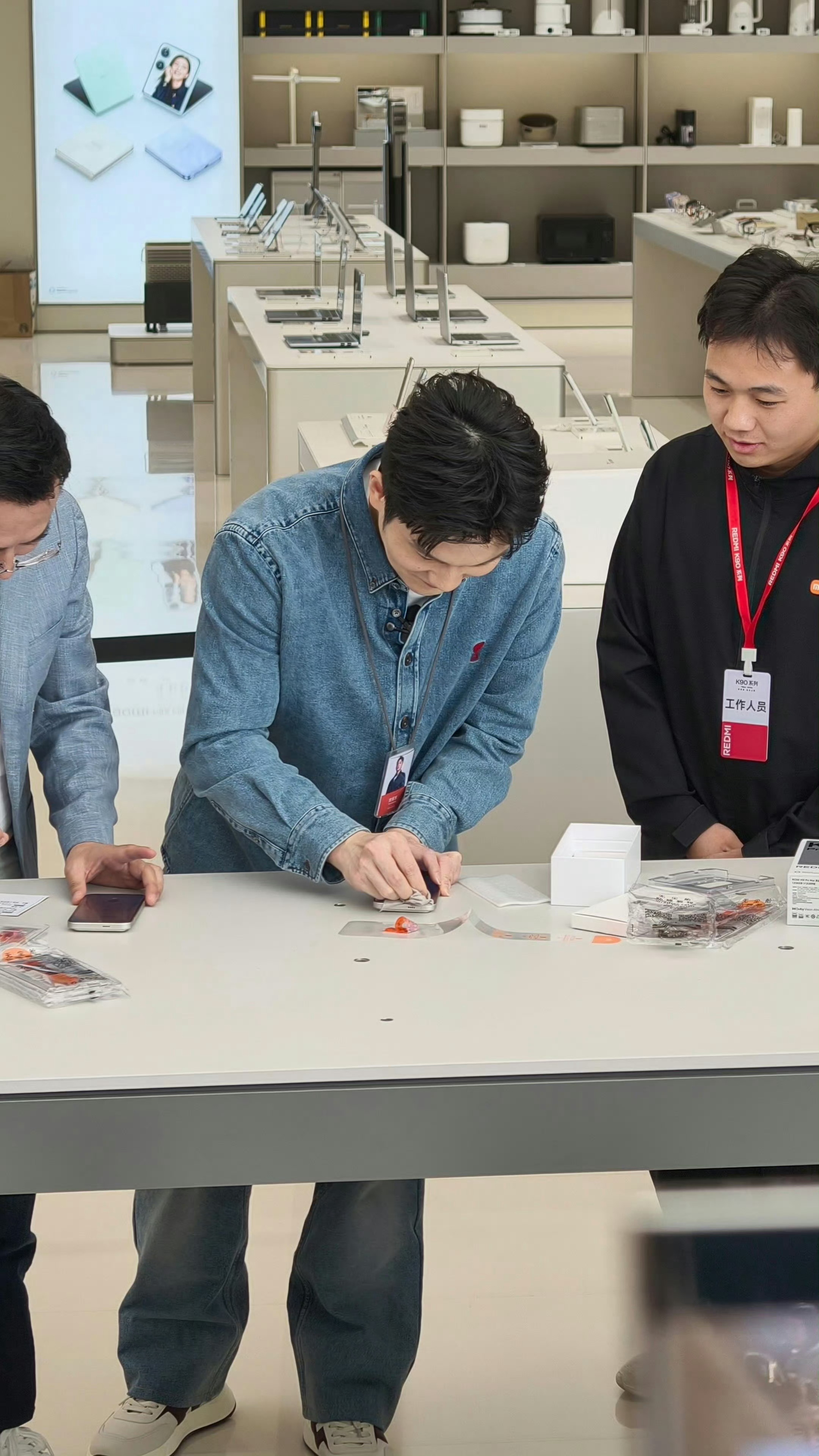 这话题，我笑喷了……小米真能来事儿，冠军贴的膜不能撕吧