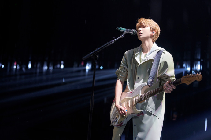 王源上海演唱会彩排照镜头中下雨穿雨衣也能穿出时尚大片感，我粉的这是艺人还是魔术师