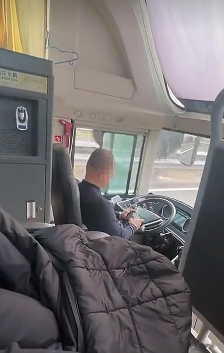 这种司机就该严惩，为了一时自己的娱乐，竟拿全车乘客的生命开玩笑。在一辆疾驰的大巴