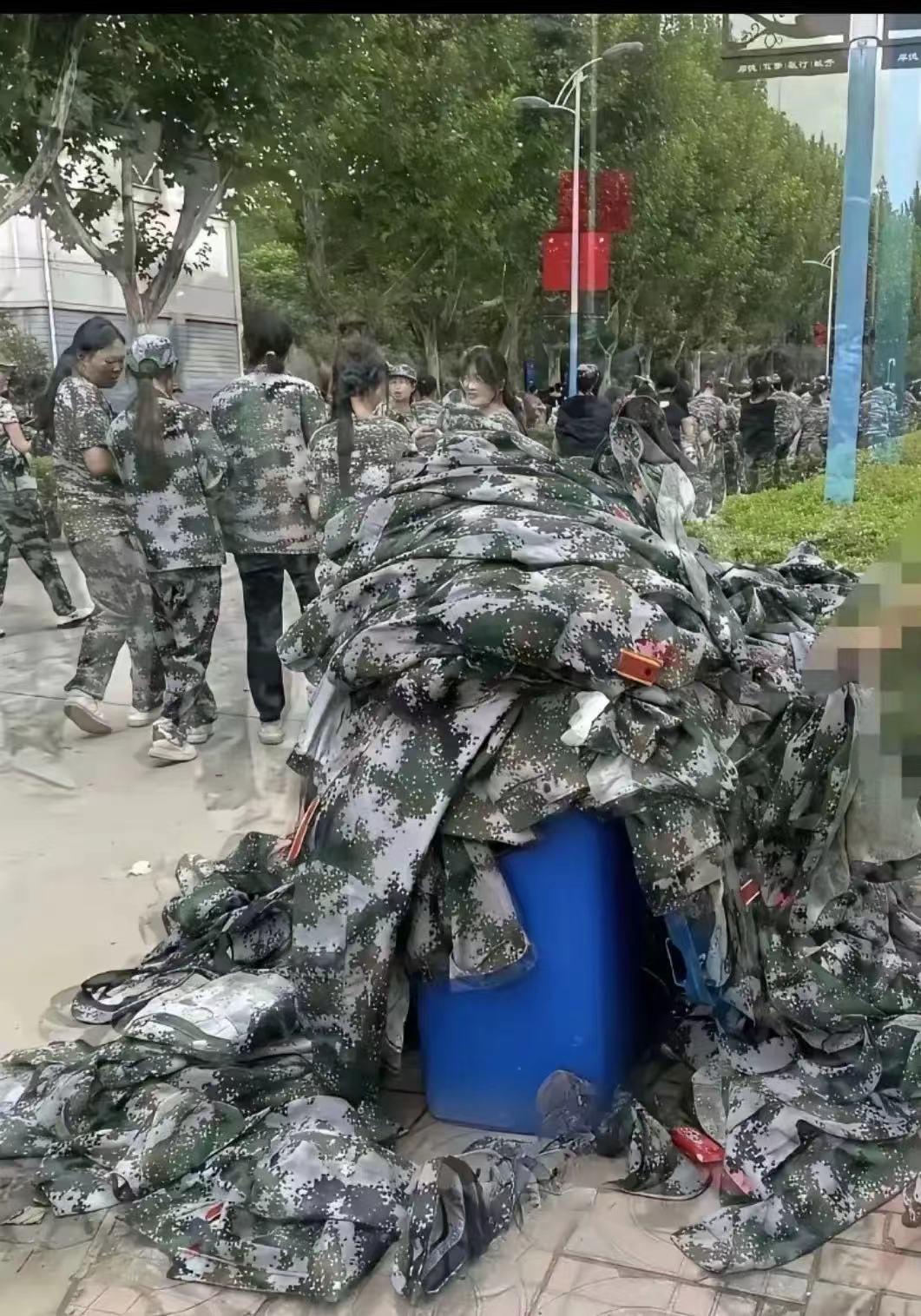 军训一结束，大学新生们就把崭新的迷彩服扔进了垃圾桶，一个农村来的新生女孩，觉得太