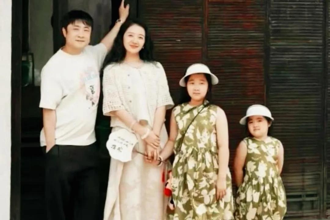 乔杉一家四口的合照，乔杉的老婆长得好漂亮，不过两个女儿都没有遗传到妈妈的高颜值，