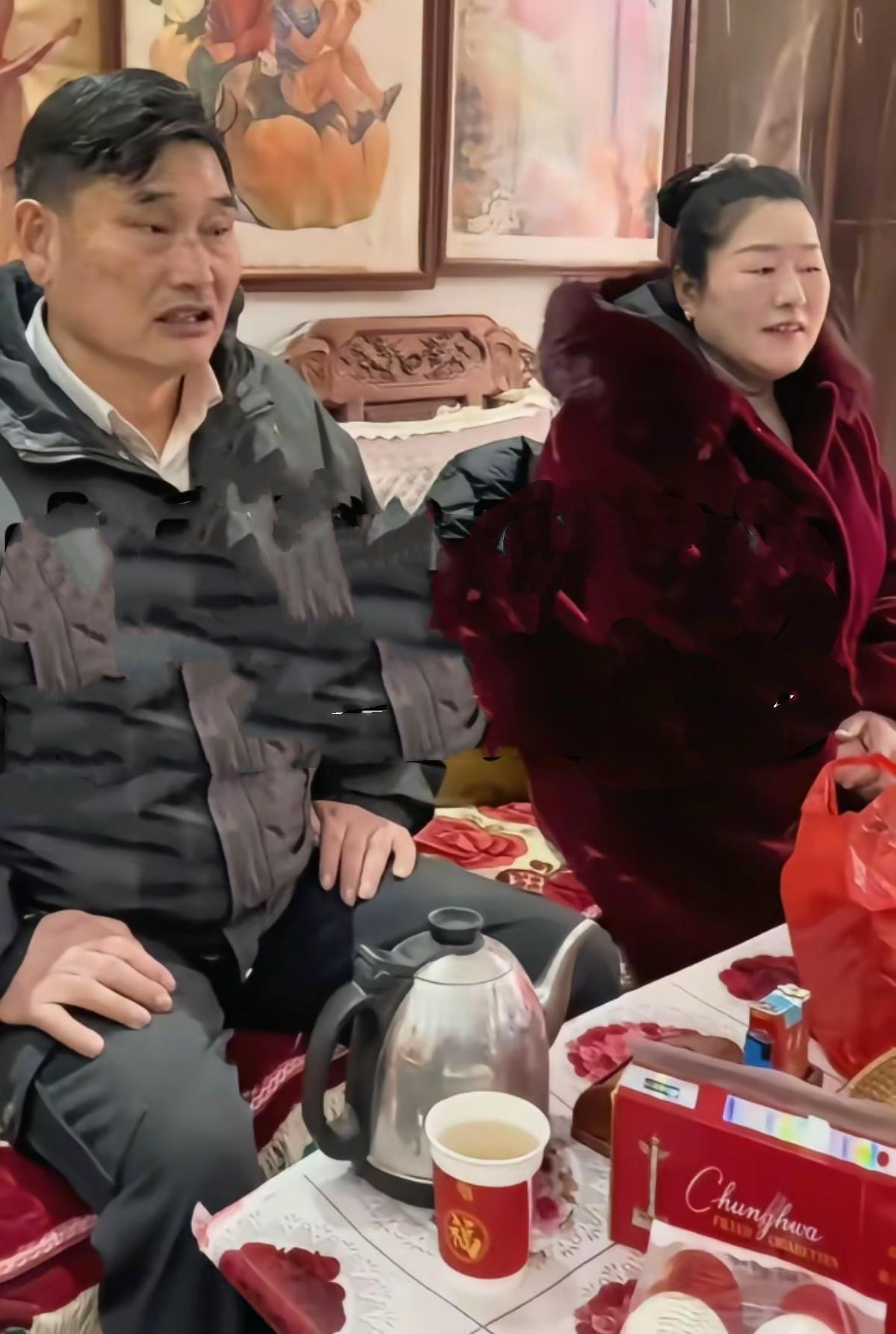 你信命吗？
要说这大衣嫂，
命是真硬。当初被前夫嫌弃得不行，觉得她就是个土得掉渣