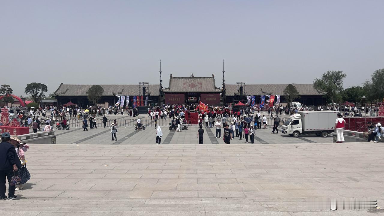 网红小林子来到运城关帝庙演出，现场人山人海，表演吸引了很多外地游客驻足。