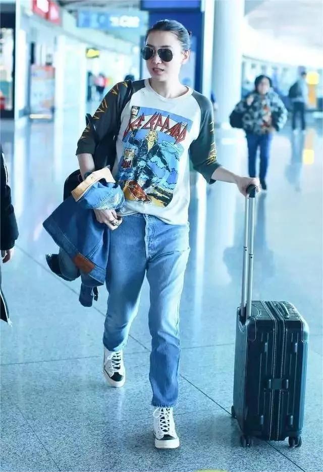 宋佳才是真“时髦精”，一身牛仔穿搭少女感十足，高高扎起的丸子头，干净利落，牛仔外