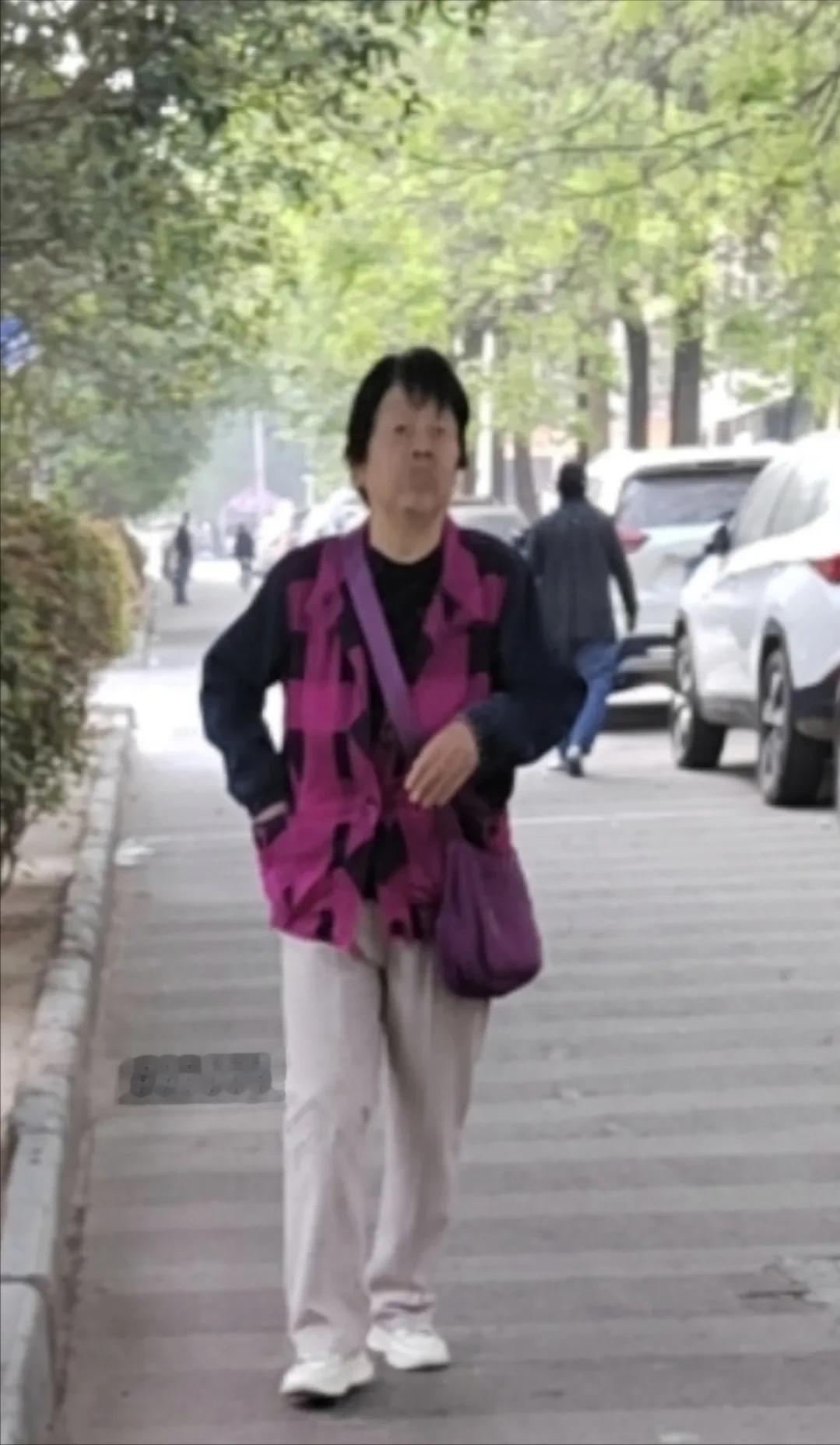 发现了吗？现在的老太太很是奇怪，走在大街上，随处可见许多老太太个个都是背着一个斜