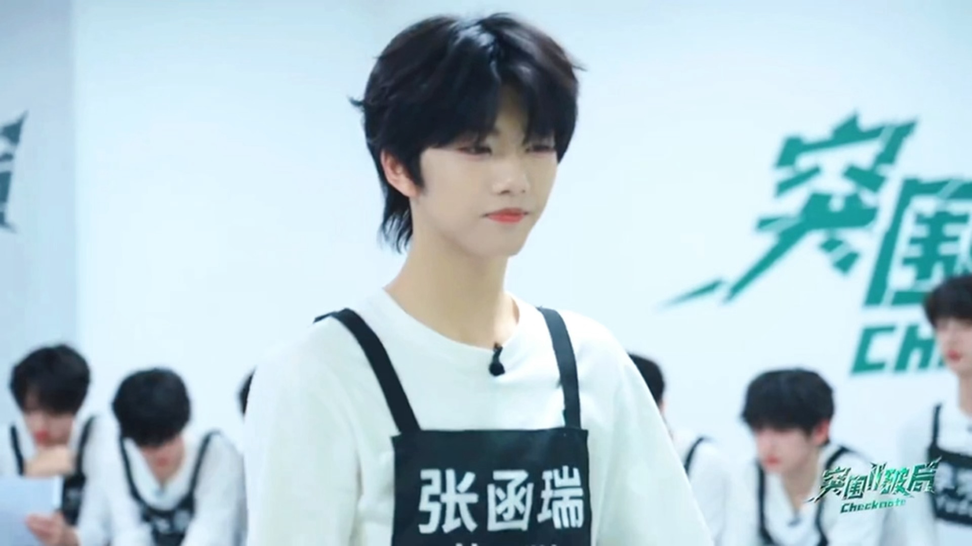 走过来的瞬间美到镜头虚焦 TF四代主题曲考核成绩