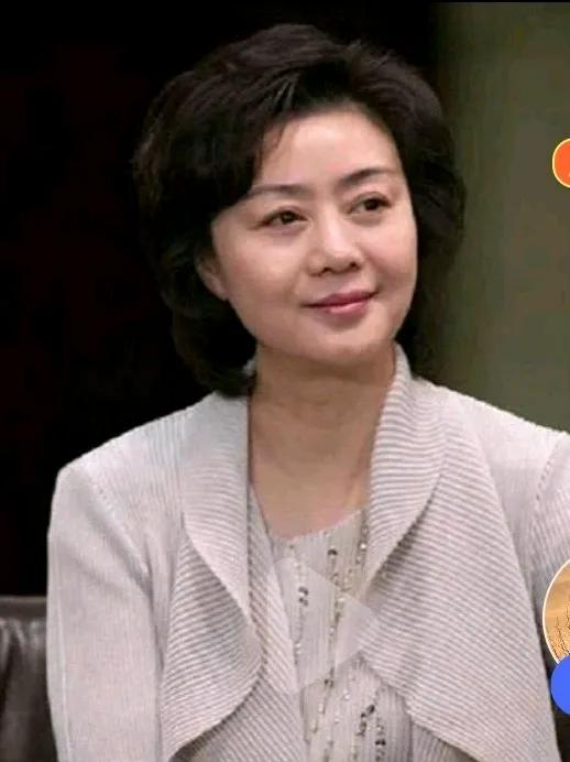 57岁的李胜素依然优雅大方，气质出众，优柔华贵而不脱俗，你看她微微一笑，就像十里