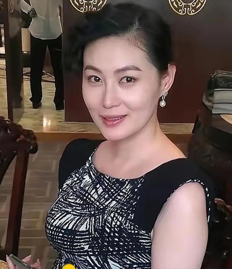 一次节目中，主持人问王思懿：“你演潘金莲的时候，你老公一点也不吃醋吗？”王思懿摇