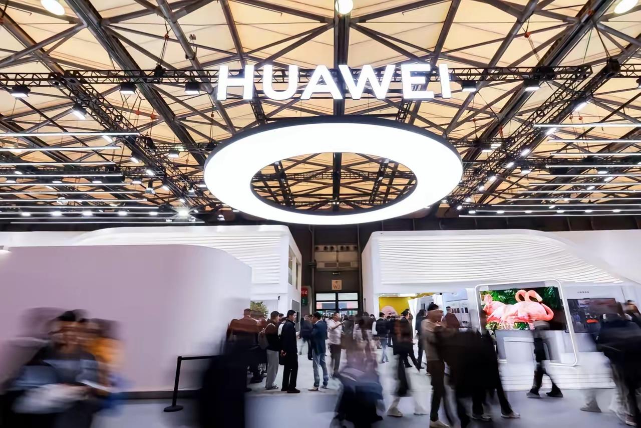 还在为满屋智能设备各自为政而头疼吗？在今年的AWE上，华为给出了终极方案。余承东