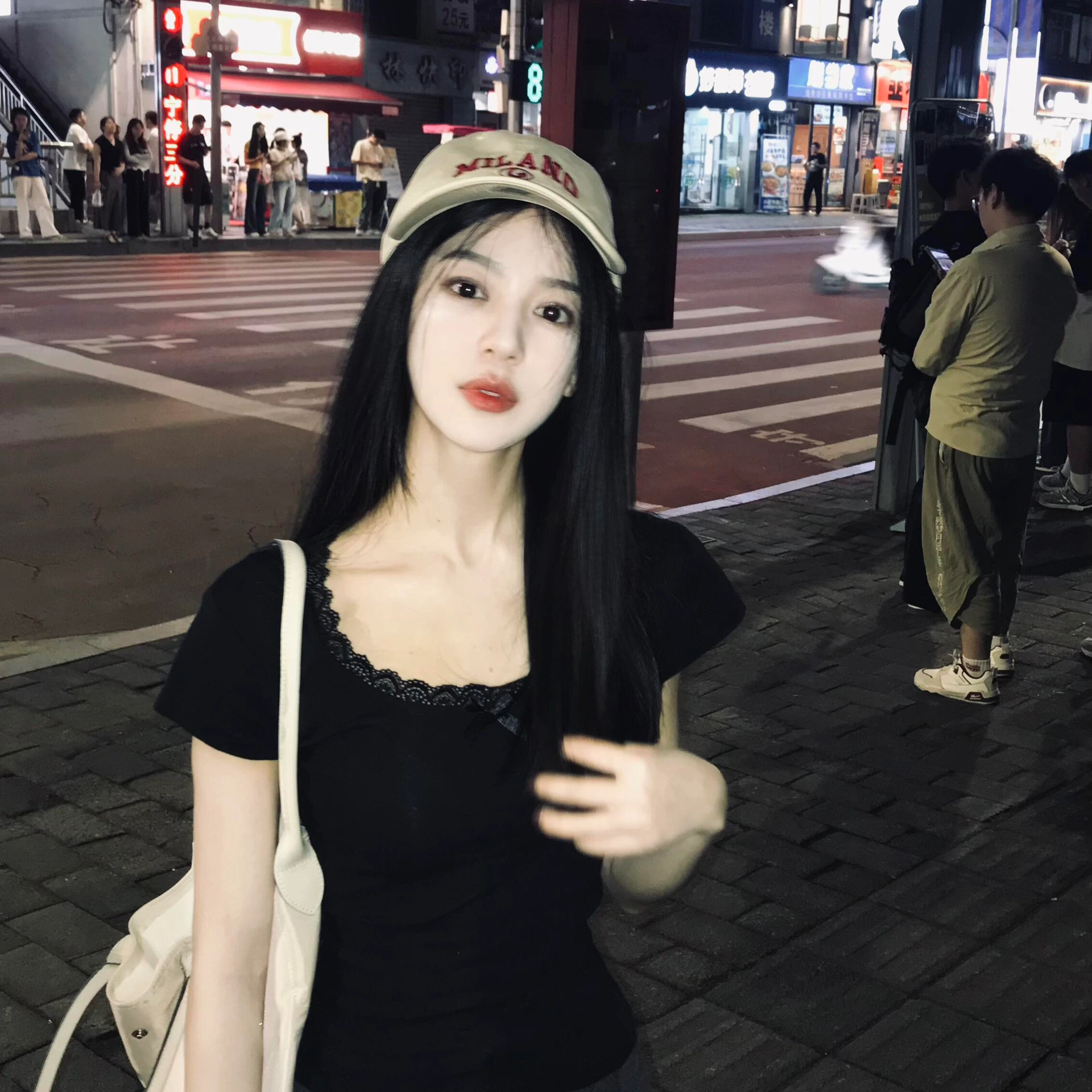 抱怨越厉害的人 其实服从性越高 抱怨是对服从的发泄 不是反抗 闹腾的软蛋 沉默的