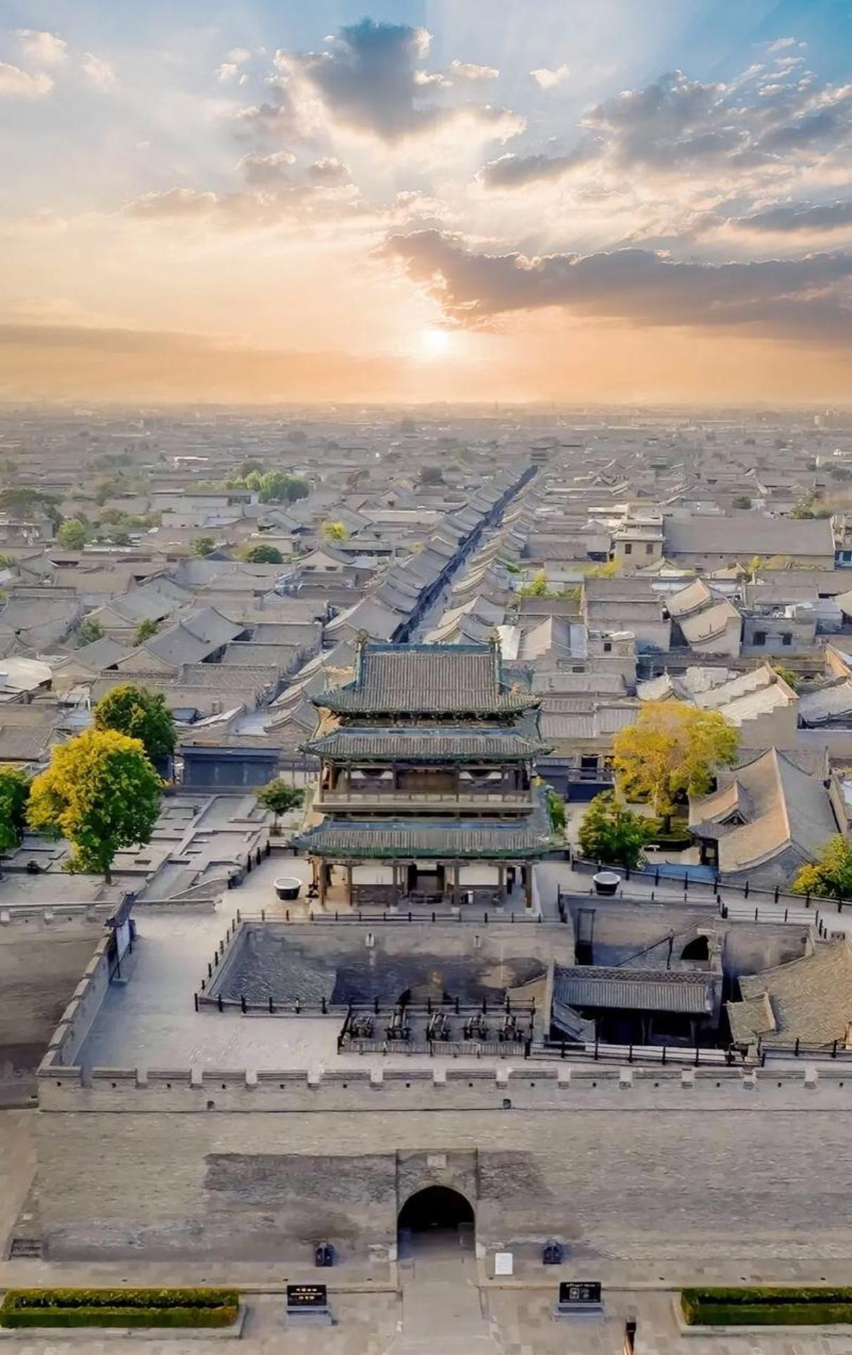 千年风华，一城尽藏。平遥古城，如一只静卧的神龟，镇守着三晋大地的岁月沧桑 。
巍
