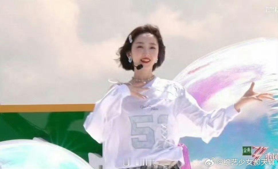 蒋梦婕重返浪姐舞台我的白月光蒋梦婕！重返浪姐舞台啦！短发也太帅了吧！一起看起来[