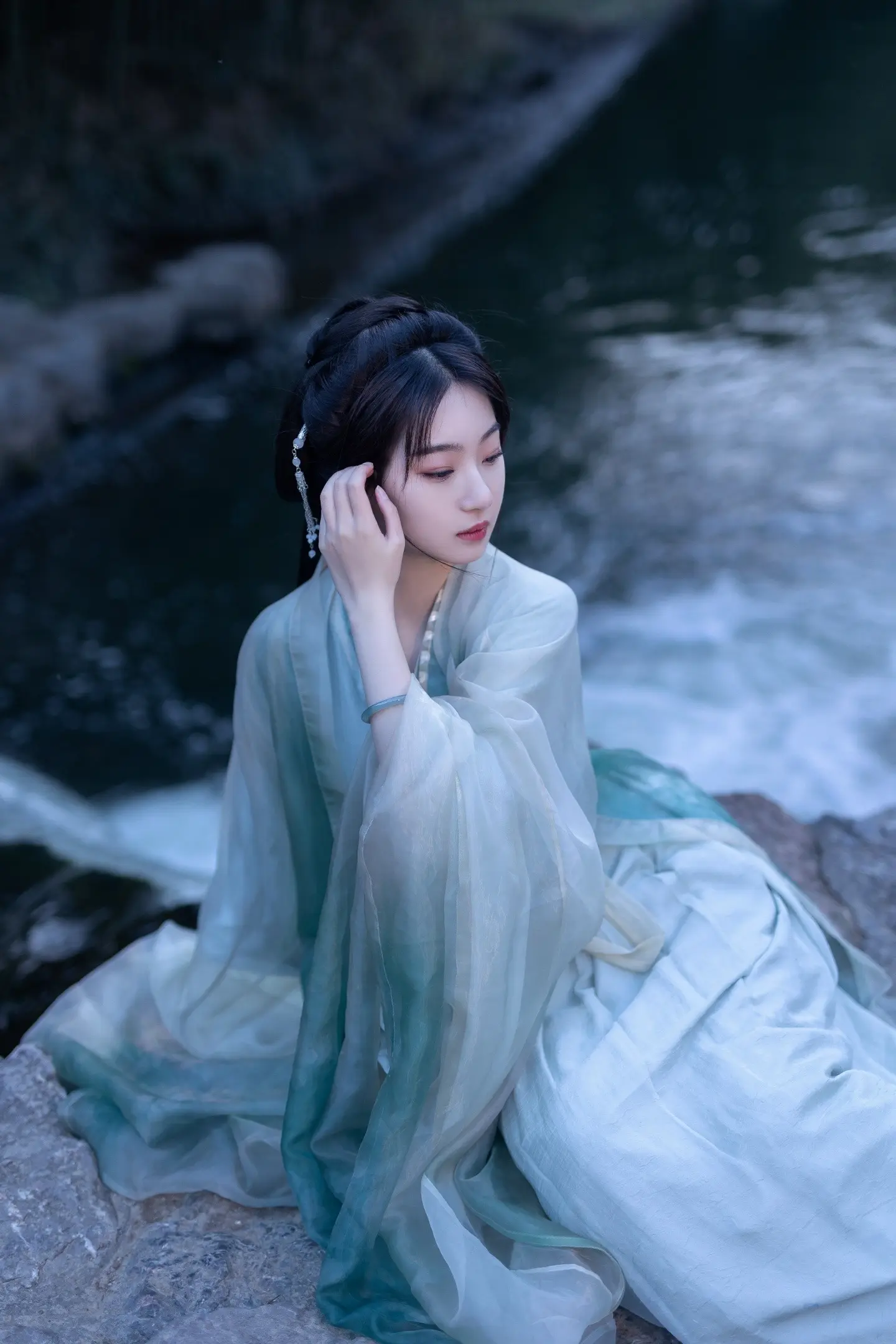 “清风摇曳，竹影婆娑。”