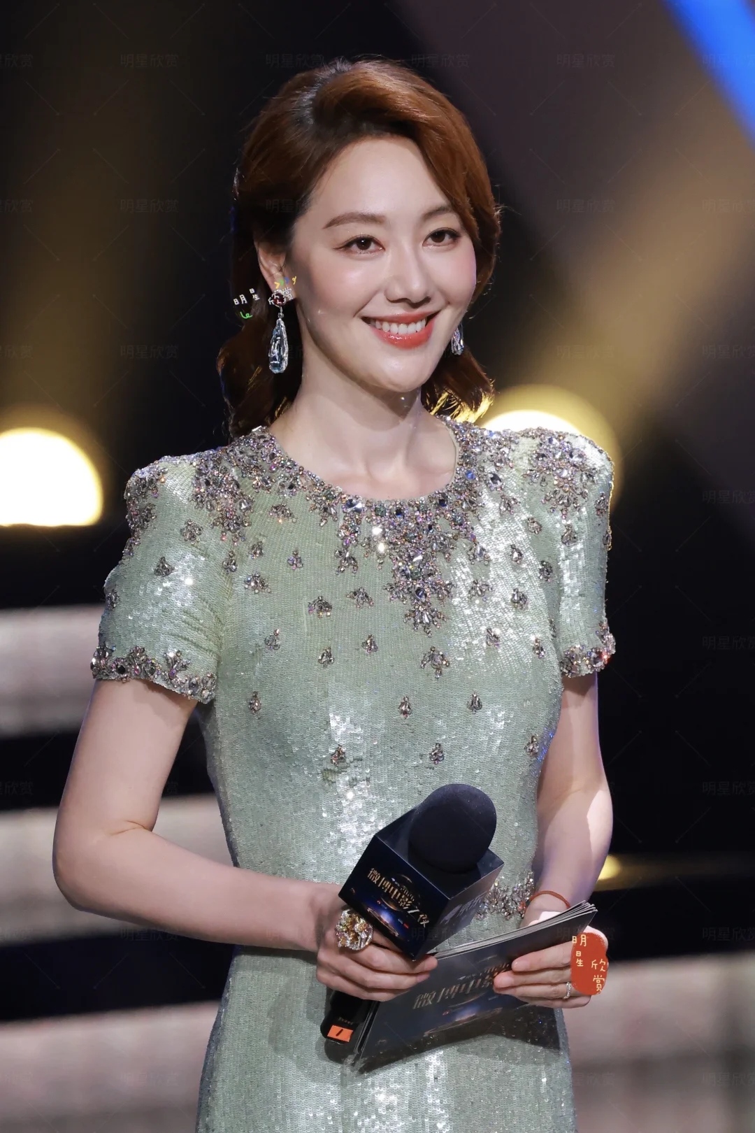 王冠久违亮相主持电影节，气质出众