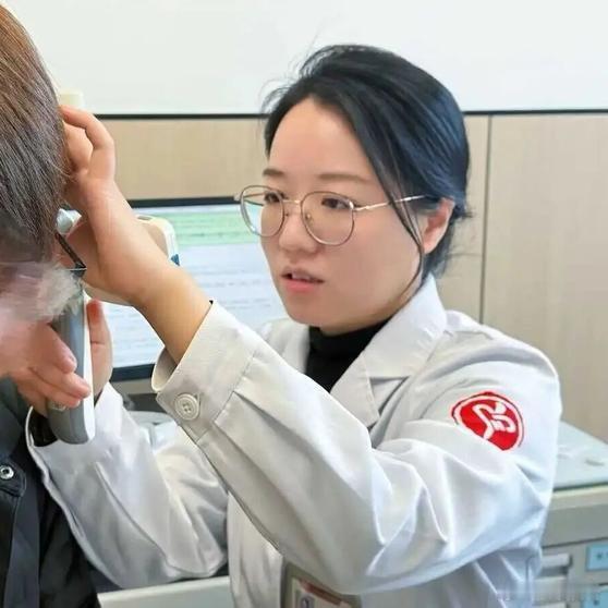 《频繁接打业务电话，宁波30岁男销售突发中重度耳聋！这些习惯很多人都“躺枪”》近