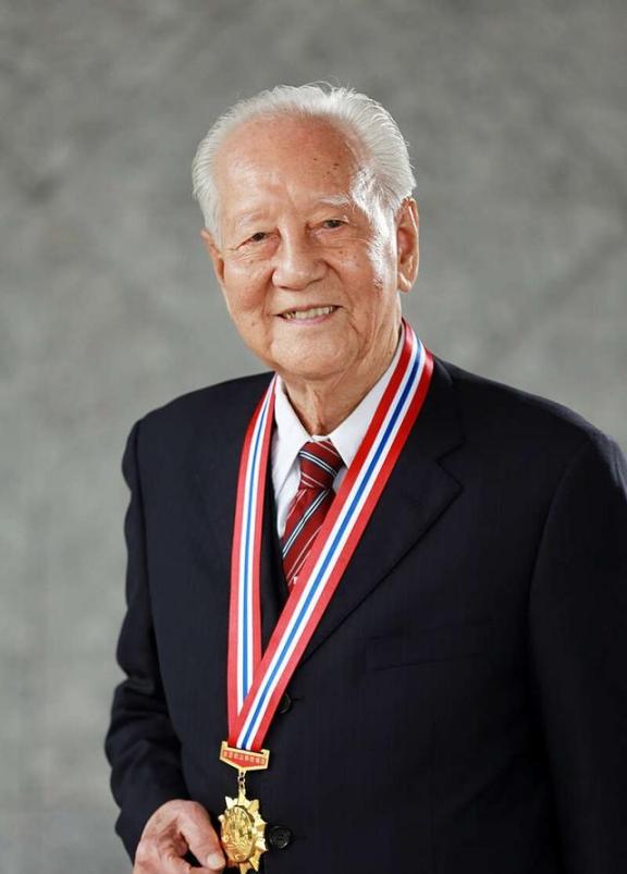 1988年，黄旭华在南海做深潜试验时，顺道回了趟家看望母亲，谁知95岁高龄的老母