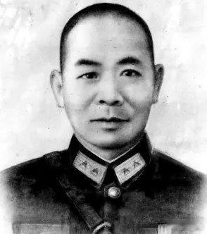 惊涛拍孤岛，碧波映天晓。虎穴藏忠魂，曙光迎来早。 
