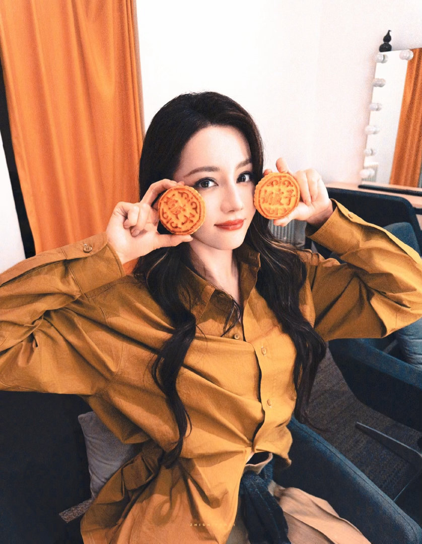 迪丽热巴见面会内场图dlrb我的超话卡册 ·你听风 听到了吗 它在替我诉说爱意·