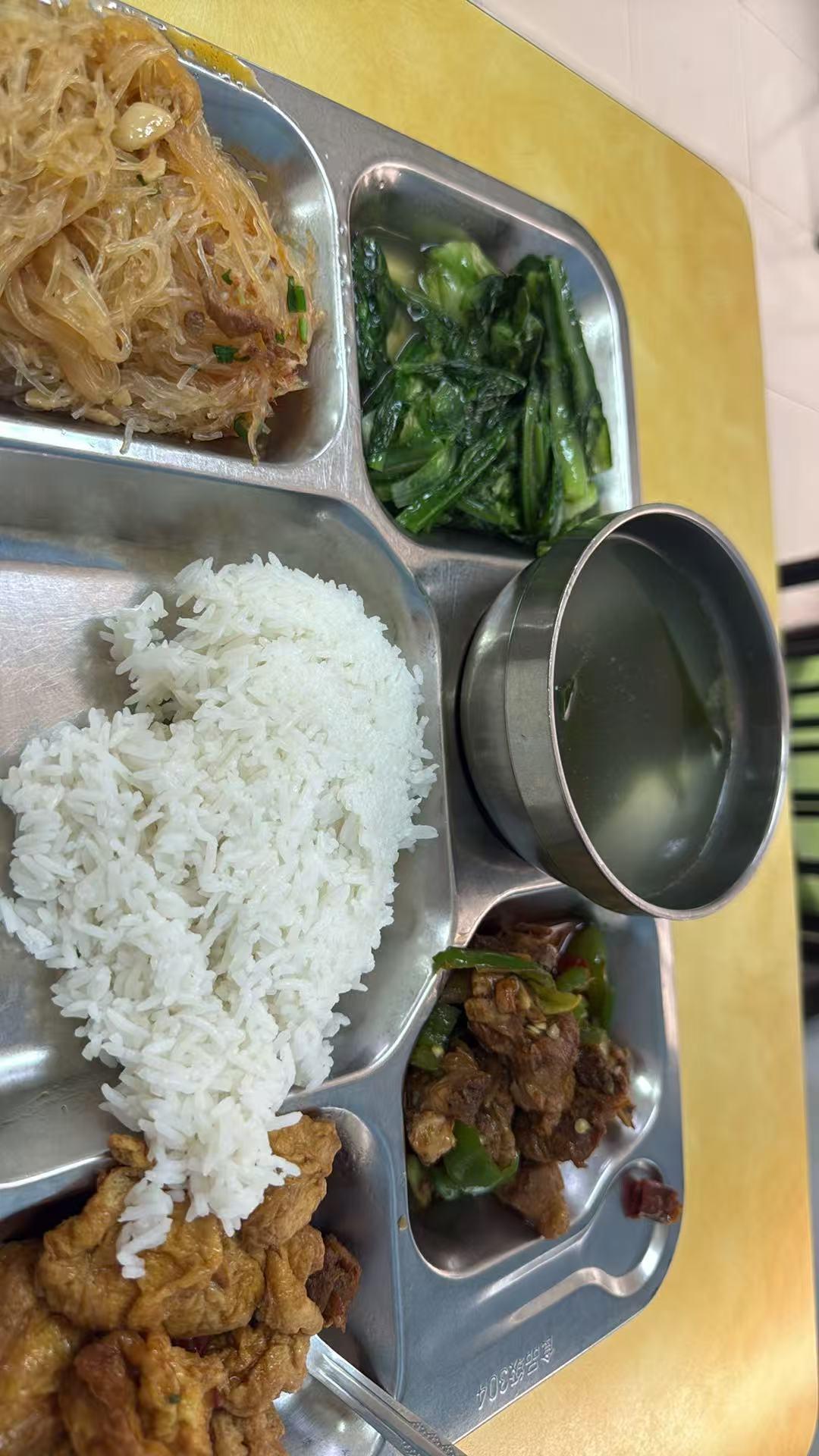 这样的工作餐可以吗？
我们工厂是包午餐的，三菜一汤，菜品搭配还是挺丰富。饭随便你