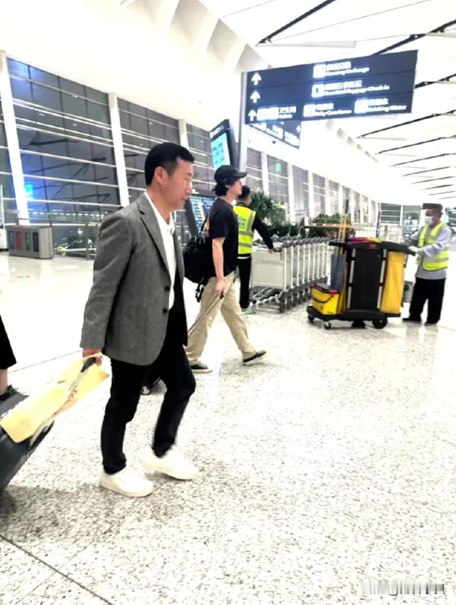 姜爷爷回国机场收到粉丝们送的锦旗。
网友真有才，锦旗上面的字也非常适合姜宋两位爷