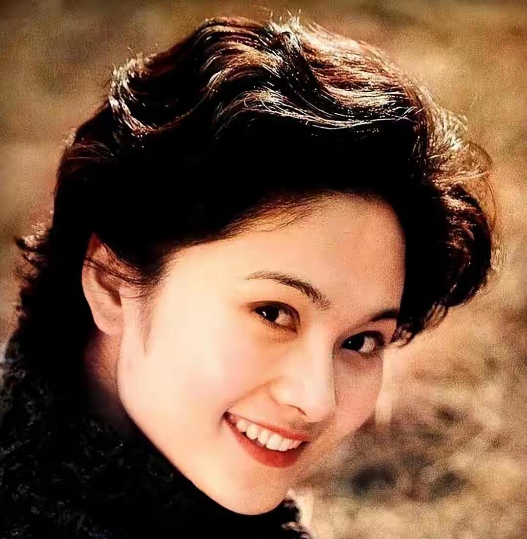 她是军人家庭出身，中央主持人，八一电影制片厂二级演员，舞蹈者，画家，多才多艺，是