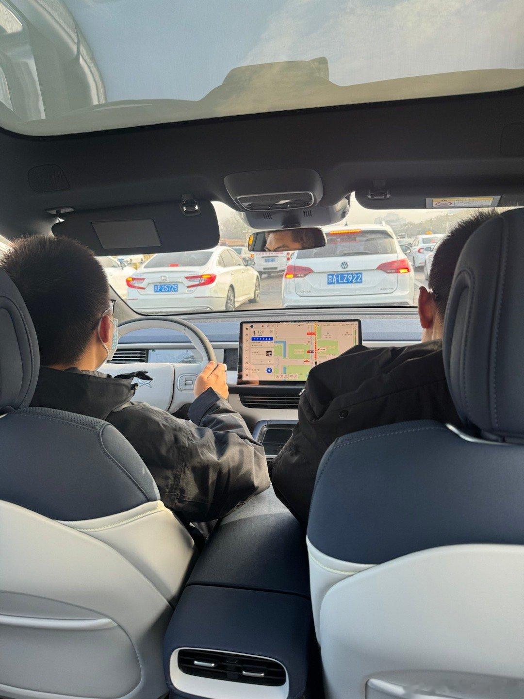 额……试驾车…拿了就不想还…. #大v聊车##小鹏g6#   后排还挺舒服…. 