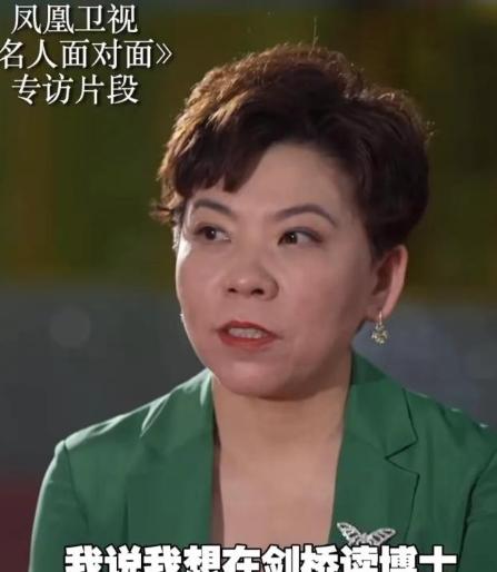 1997年，邓亚萍退役后去清华大学读书，第一堂课，老师问她：“你的英语如何？”邓