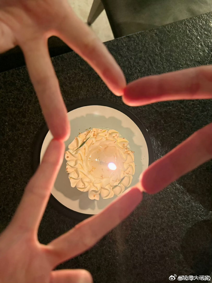李一桐生日用了应援色网友催李一桐女推3水蓝色铺满整个生辰画面，专属应援色承载粉丝