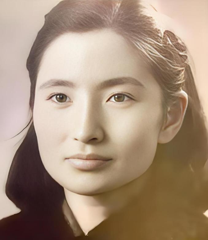 1943年，女特工邓静华炸毁日伪特务机关后，连夜向城外撤退。日伪军打着手电在身后