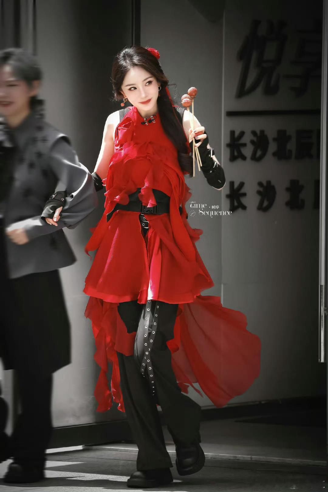 幂 为了宣传长安的荔枝 拿荔枝上班惹杨幂 支持女儿而不是控制她 ​​​