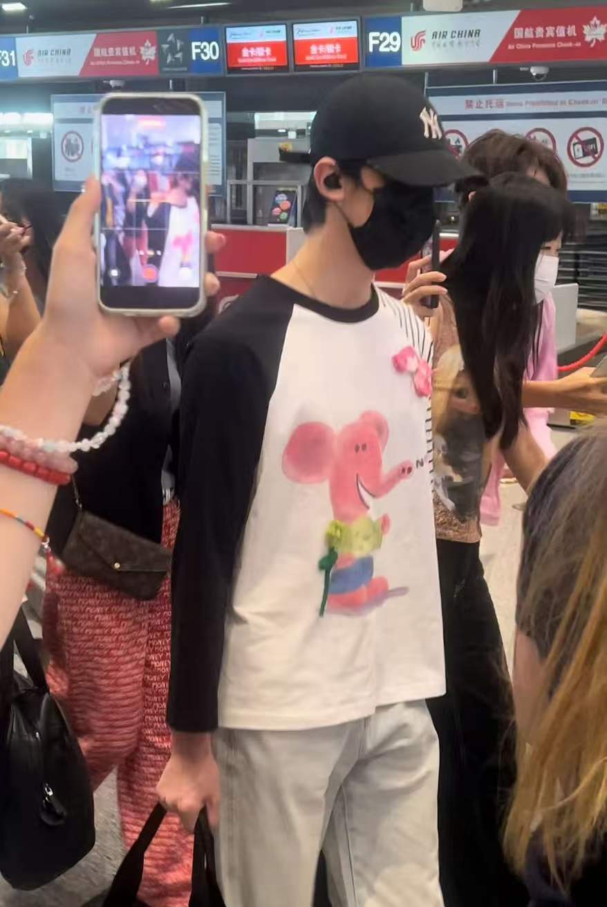 被左航私服可爱晕了左航衣服上有蝴蝶好萌啊 