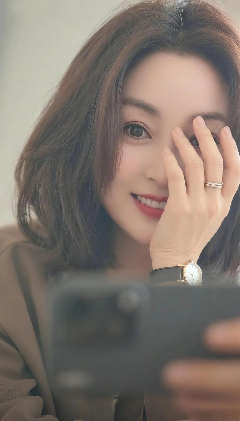 一个男人深夜给我发信息，咱俩见一面吧，我带你买半斤老凤祥，我说我年龄大了，他说他