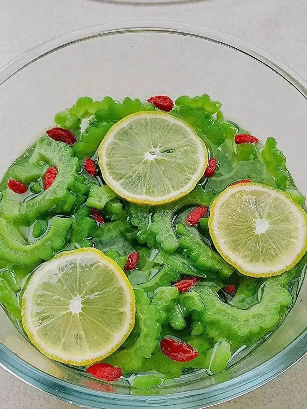盛夏燥热，各类清爽美食成了解暑良方。绿豆汤是家家户户的标配，慢熬出绵密沙感，放凉