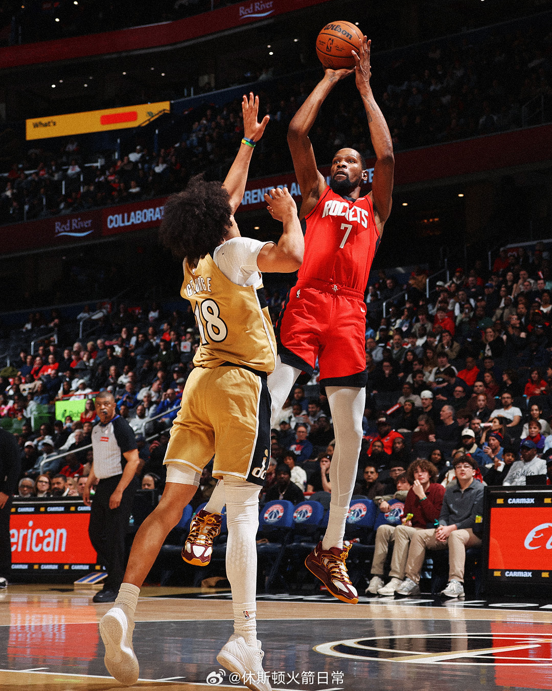 NBA官方：杜兰特连续第三场得分30+，火箭也借此拿下近5场比赛中的第4场胜利。