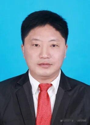 安徽定远县人大代表，曾任定远县蒋集中学校长、仓镇中学校长、天河中学校长、定远五中