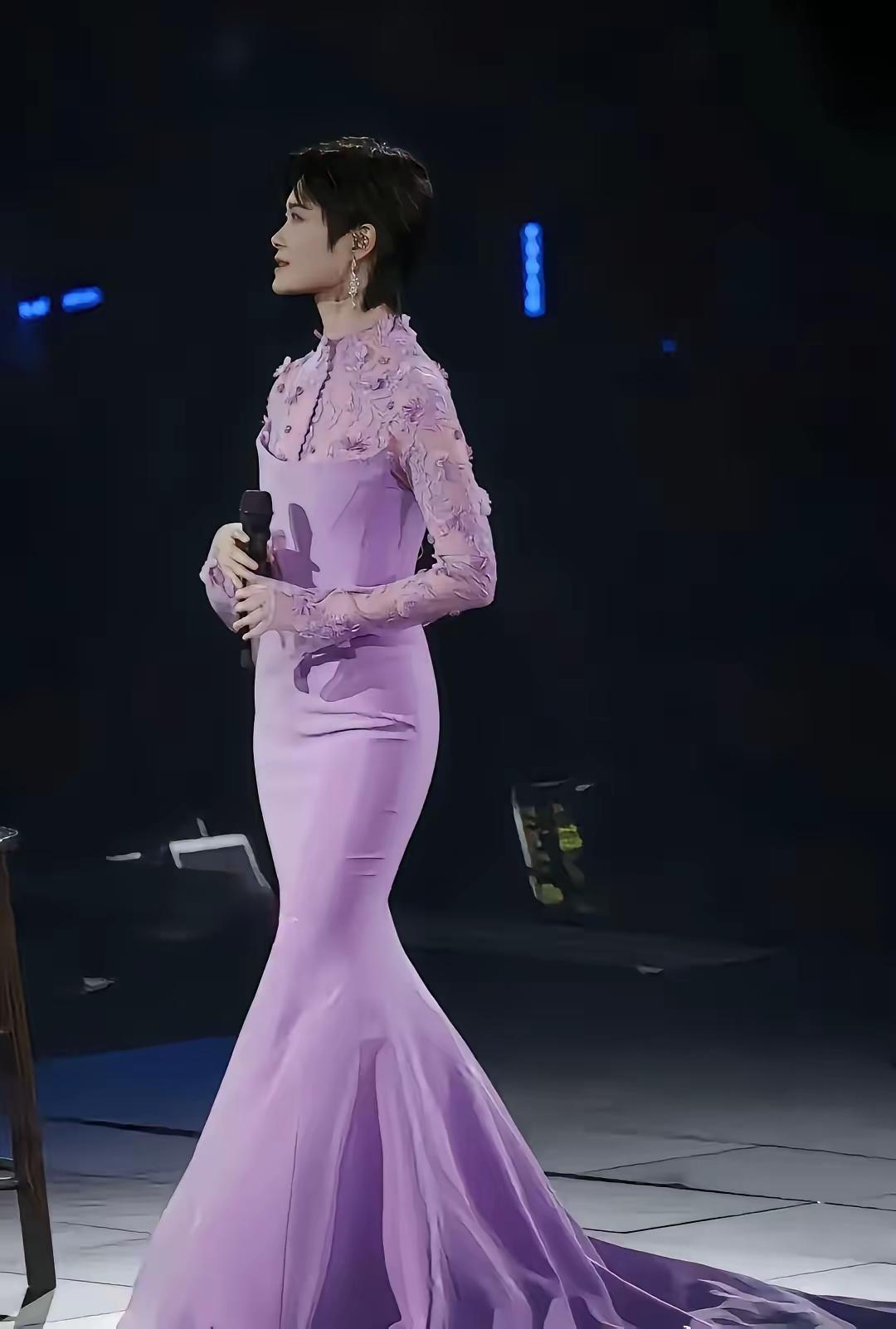 一个人精修图，
一个是路人街拍，
我一直想不明白，
李宇春持续活了这么久，
到底