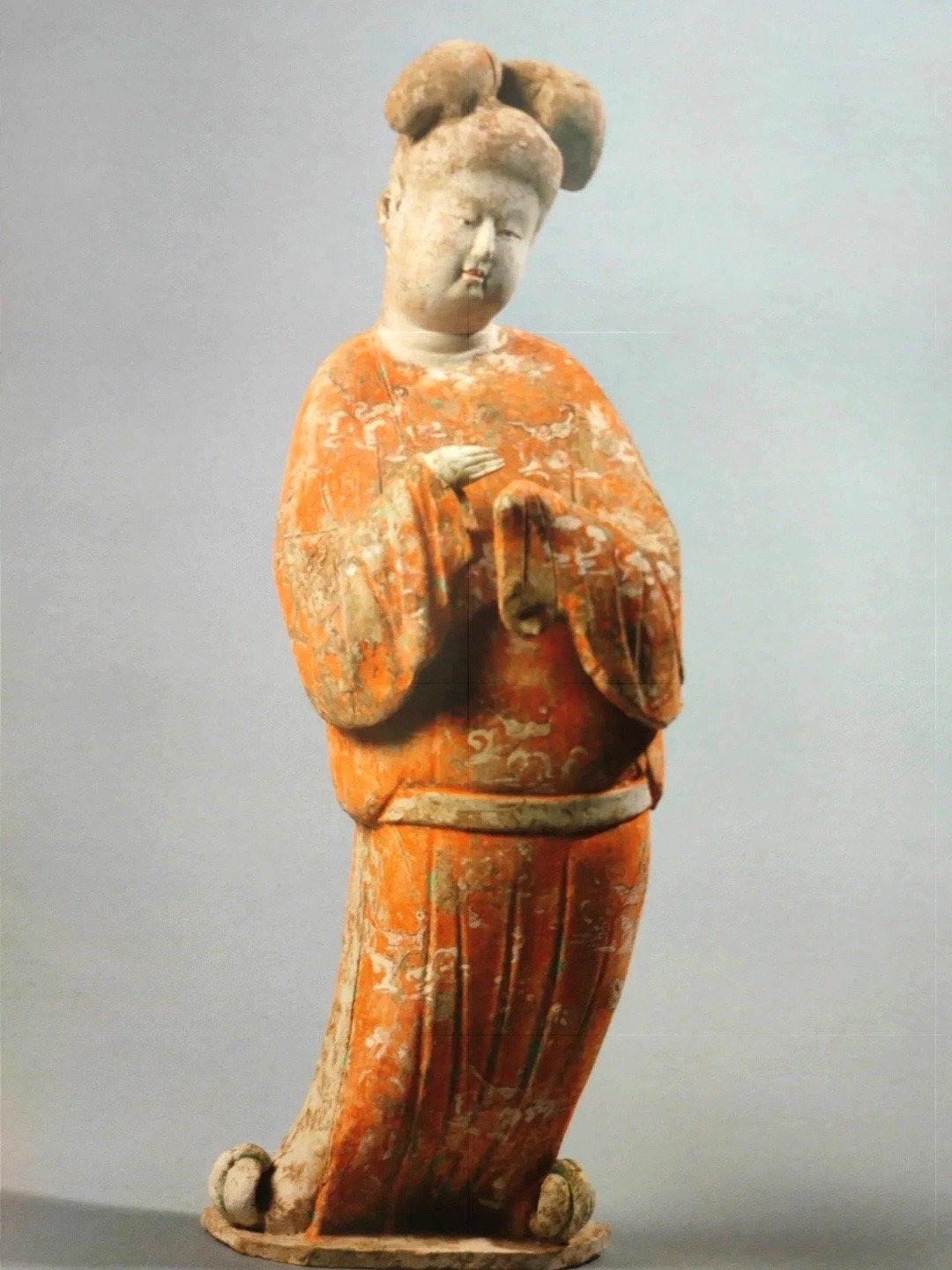 “樱桃樊素口，杨柳小蛮腰，黛青描画眉，凝脂若雪肤，回眸一笑过，倾国倾人城。” —