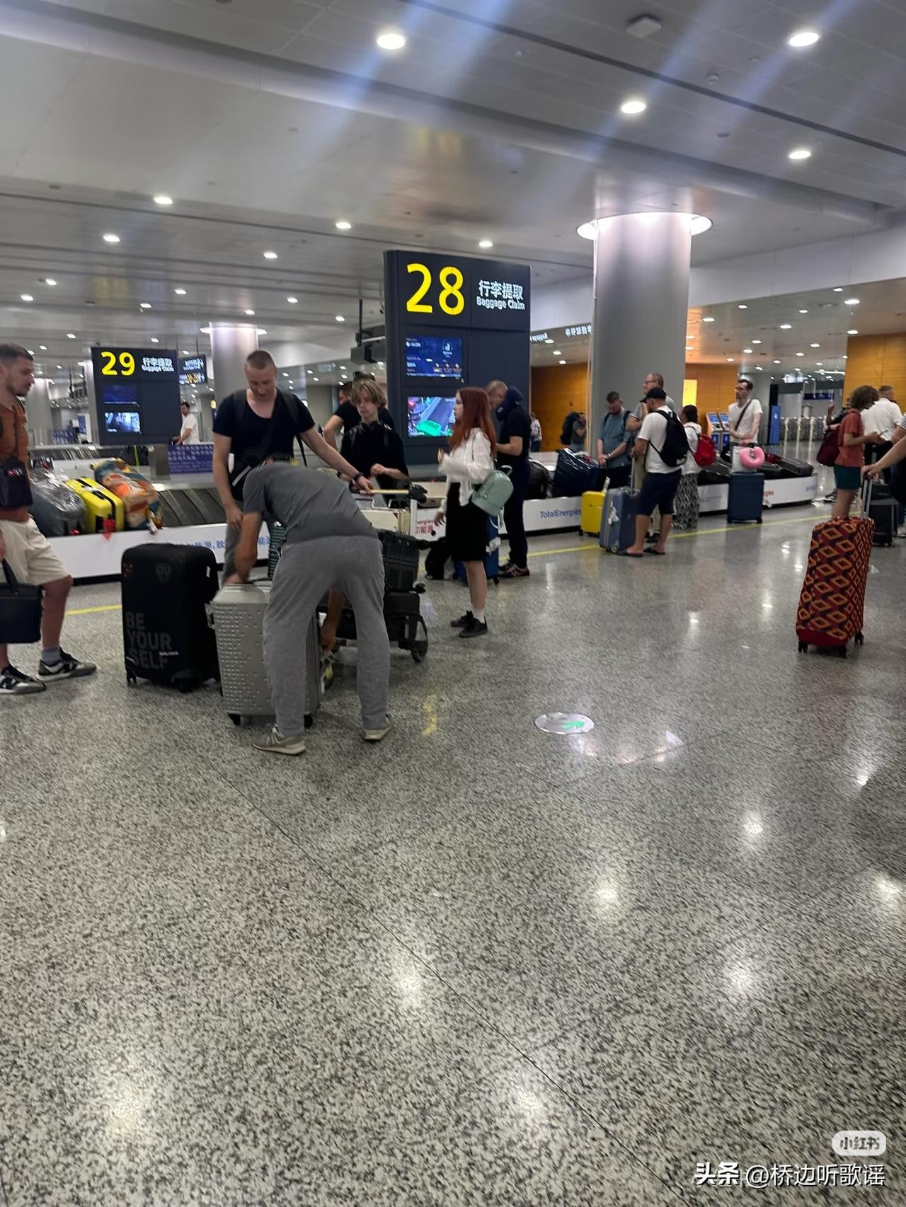 昨天深夜，上海浦东机场哭声一片，叹气声不断。因为几架飞往中东的航班在空中飞了六七